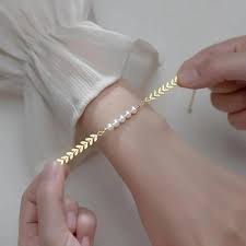 Elegant Gold Leaf Chain Bracelet for Women Minimalist Gold Leaf Charm Bracelet Delicate Adjustable Gold Leaf Bracelet Luxury Leaf Design Fashion Bracelet Classic Gold Leaf Link Bracelet